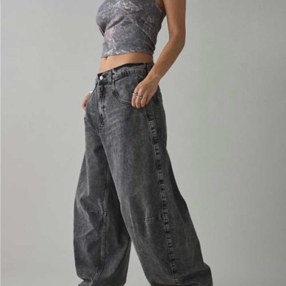 Urban Outfitters BDG Rih Barrel Mid-Rise Jean